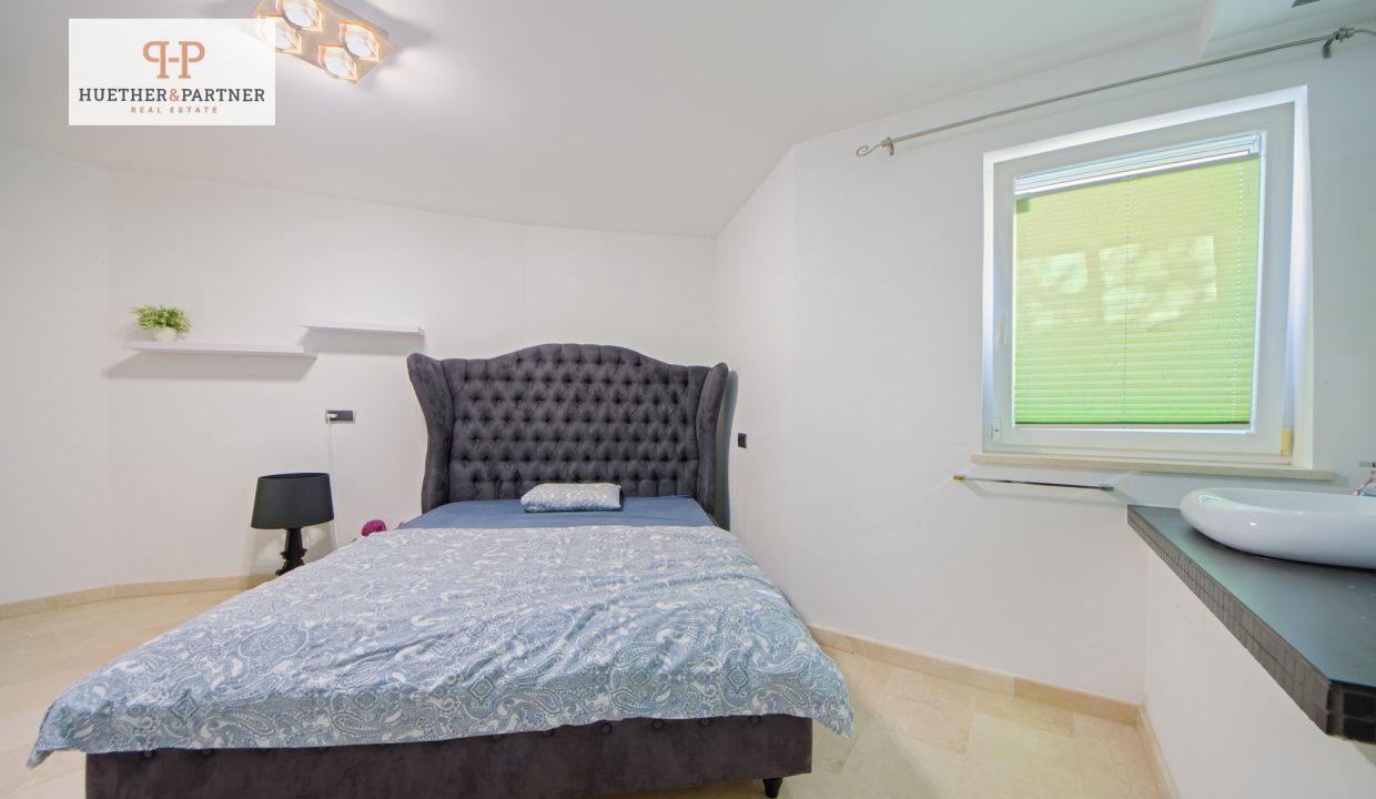 Lichtdurchflutetes Schlafzimmer