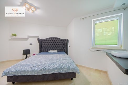 Lichtdurchflutetes Schlafzimmer