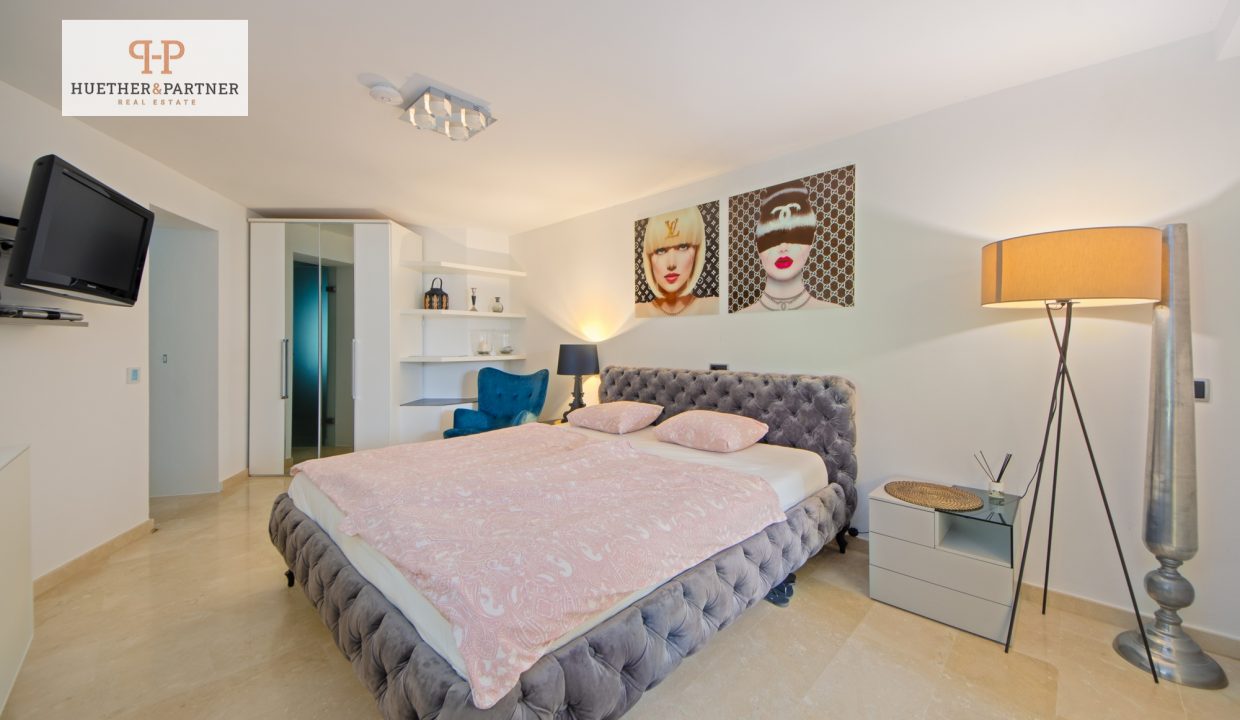 Elegantes Schlafzimmer mit moderner Multimedia-Ausstattung