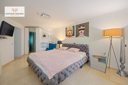 Elegantes Schlafzimmer mit moderner Multimedia-Ausstattung