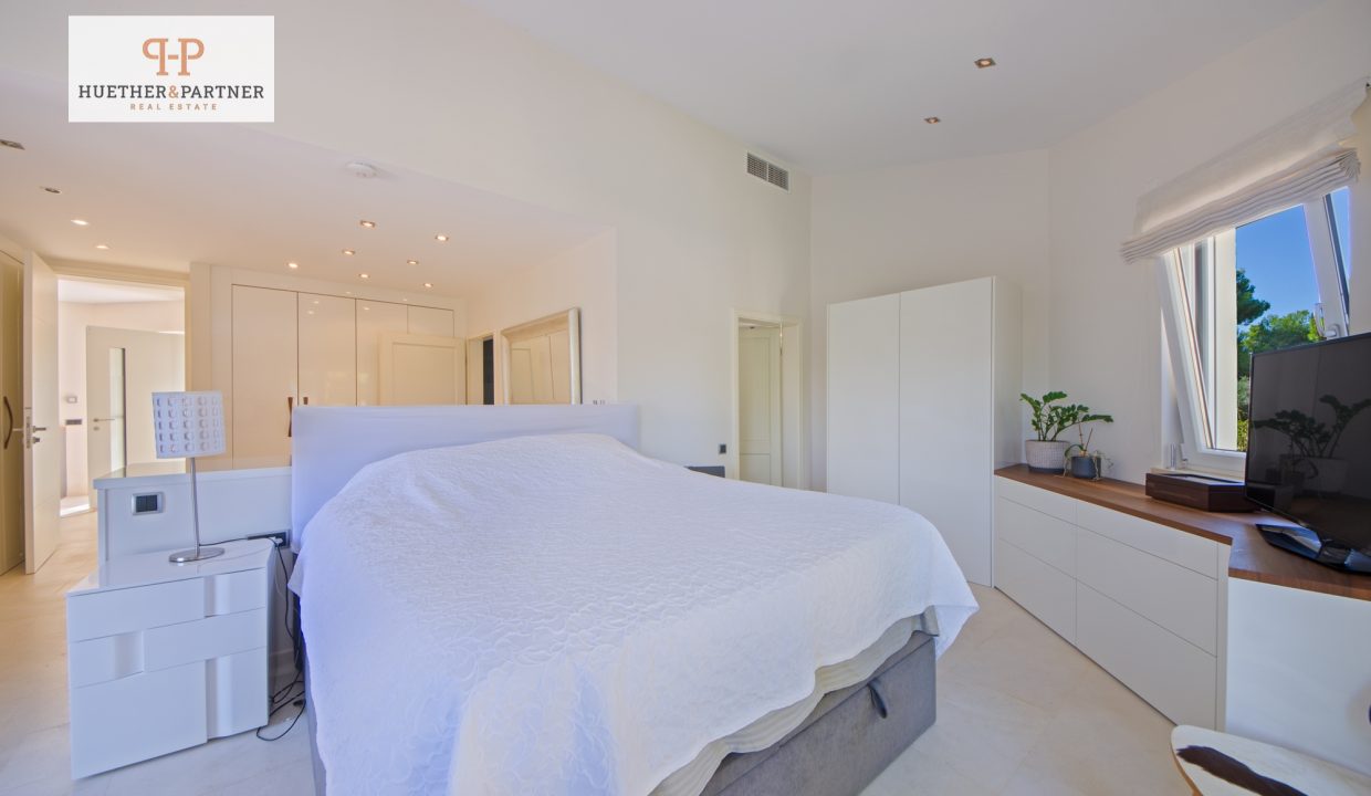 Großzügiges Schlafzimmer mit Ausblick