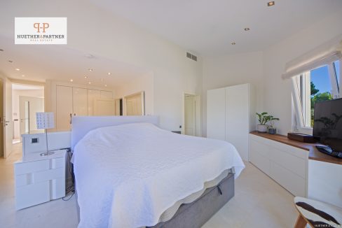 Großzügiges Schlafzimmer mit Ausblick