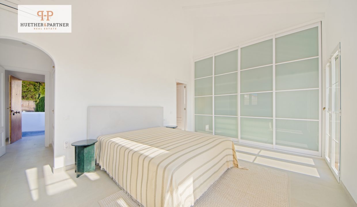 Gemütliches Schlafzimmer mit Tageslicht