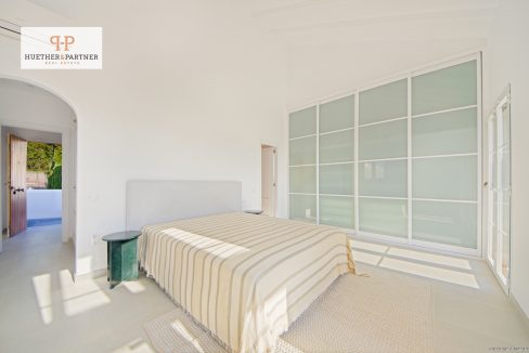 Gemütliches Schlafzimmer mit Tageslicht