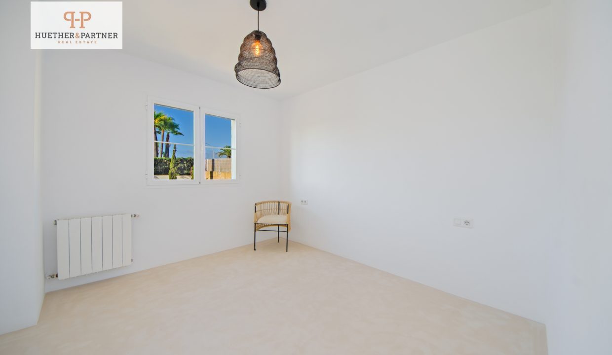 Helles Schlafzimmer mit Einbauchrank
