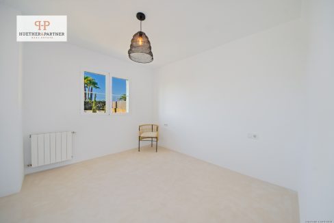 Helles Schlafzimmer mit Einbauchrank