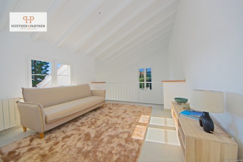Offenes Wohnbereich mit Dachschrägen und Panoramafenster