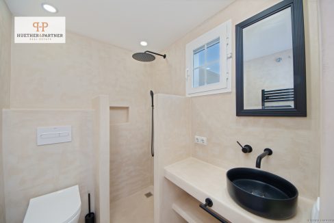 Modernes Badezimmer mit Walk-in Dusche